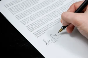 יד חותמת בעט נובע על מסמך – התנגדות לביצוע שטר בהוצאה לפועל